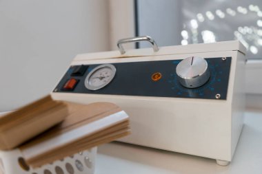 Güzellik salonundaki sterilizasyon manikür aletleri için mini otomatik klavye makinesine yakın çekim. Kozmetik kabinesinde dezenfeksiyon için tıbbi ekipman