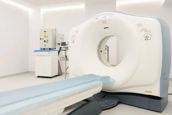 Tıbbi tomografi ya da MRI cihazı teşhis kliniğinde. Hastanedeki modern tıbbi malzemeler. Manyetik rezonans görüntüleme tarayıcısı