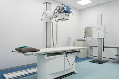 Hastalık teşhisi için modern klinikte x-ray cihazı. Hastane radyoloji laboratuvarında tıbbi ekipman