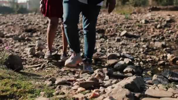 Funt View若いです男の子と女の子が岩だらけの土地を歩く — ストック動画