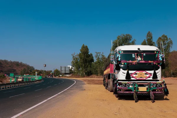 Nakliye kamyonu ve otoban. Otobana park etmiş bir kamyon. Metin için boş alan .