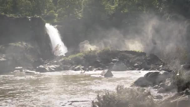 Vista Lateral Cachoeira Efeito Nevoeiro Cachoeira Vertical Cai Alta Penhasco — Vídeo de Stock