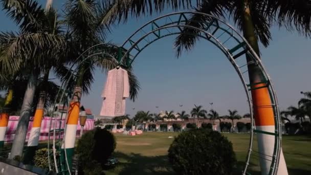 インドの新郎の結婚式Sherwaniハングオンハートフレーム — ストック動画