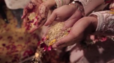Çift Saat Phere 'i seslendiriyor - Hindu Evliliğinin Yedi Yemini. Hindu düğün anı .