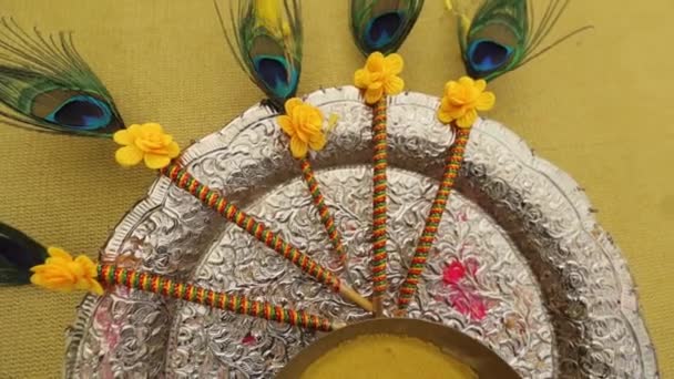 Декоративная Тарелка Haldi Куркумическая Паста Церемонии Халди Индуистский Свадебный Ритуал — стоковое видео