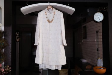 Hintli damadın düğün şervanı çerçevede asılı..