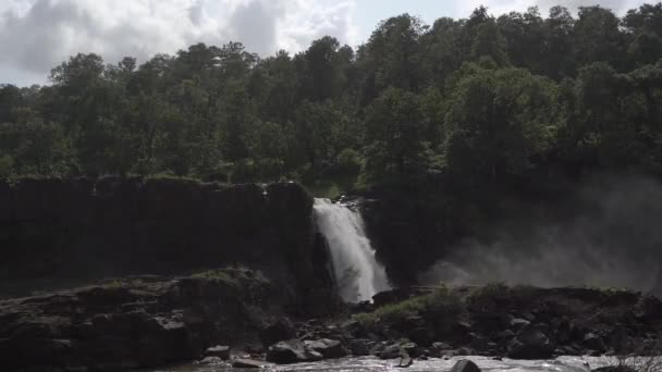 Praktisches Video Von Einem Wasserfall Und Nieselregen — Stockvideo