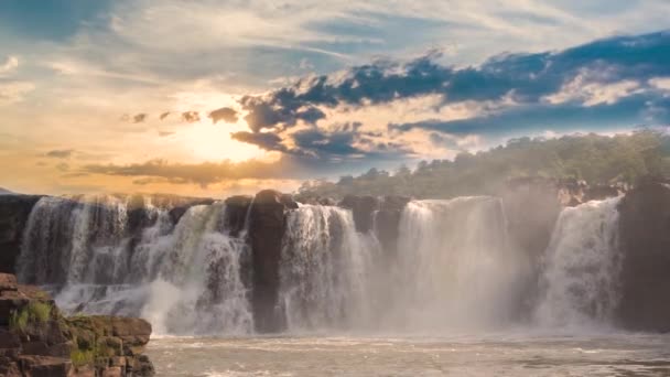 Sunset Cloudscape Waterfall Uma Cena Tirar Fôlego Uma Cachoeira Cascata — Vídeo de Stock