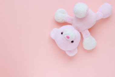 Pastel arka planda oyuncak ayı
