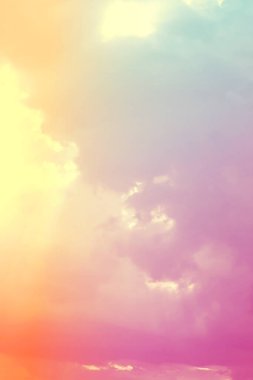 Pastel gradyan gökyüzü deseni. Yumuşak bulut tonlarında değişken arkaplan.