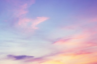 Pastel gradyan gökyüzü deseni. Yumuşak bulut tonlarında değişken arkaplan.