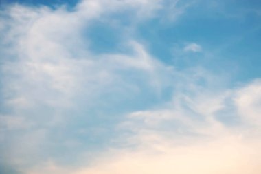 Pastel gradyan gökyüzü deseni. Yumuşak bulut tonlarında değişken arkaplan.