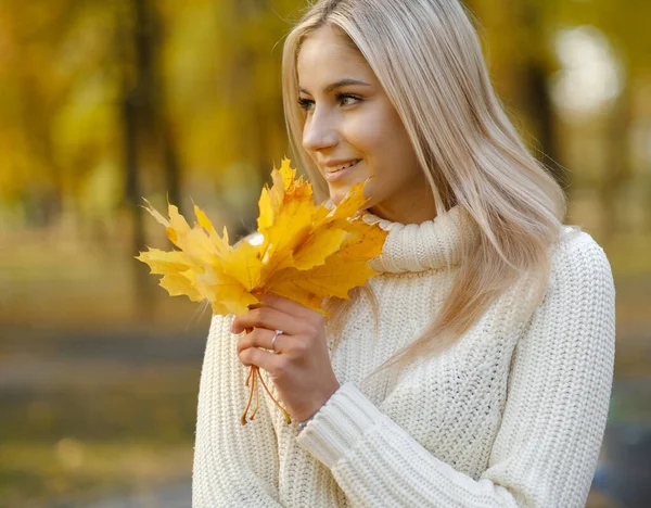 Junge Schöne Blonde Frau Weißen Pullover Spaziert Durch Den Herbstlichen — Stockfoto
