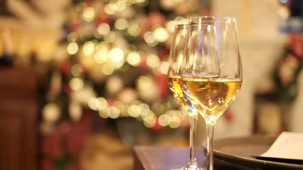 Due Bicchieri Champagne Trovano Vicino All Albero Natale — Video Stock