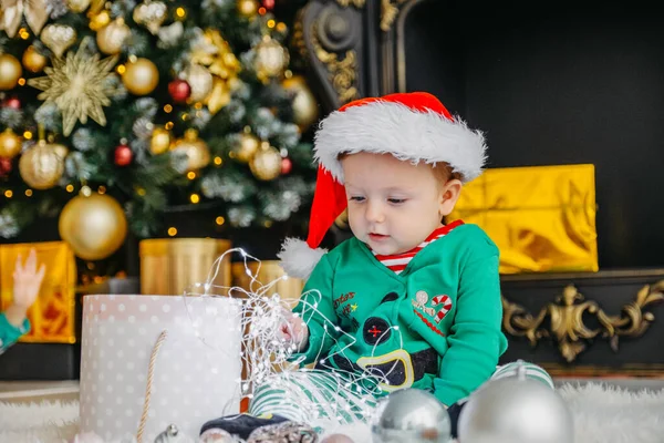 Lindo Niño Vestido Como Elfo Abre Regalo Navidad Una Casa —  Fotos de Stock