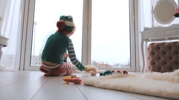 Dos Niños Están Pie Ventana Con Sombreros Santa Claus Esperando — Vídeos de Stock