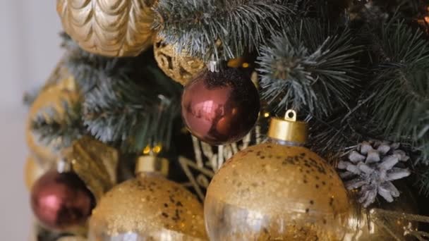 クリスマスツリーの装飾 クリスマスツリー上のクリスマスガーランドとボール — ストック動画