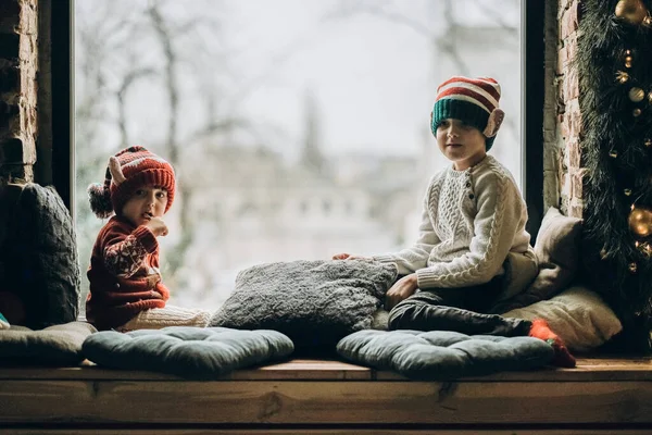 Küçük Kardeş Pencerenin Yanında Oturup Noel Baba Noel Baba Bekliyorlar — Stok fotoğraf