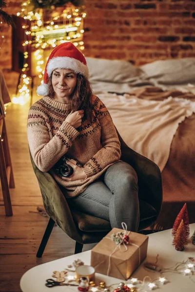 Young Woman Sits Chair Eve Christmas Merry Christmas — Stock Photo, Image