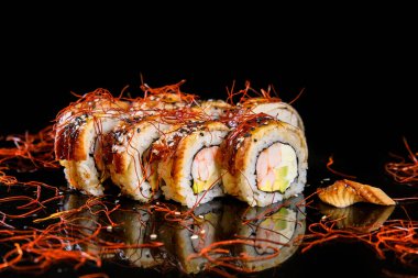 Yılanbalığı, Philadelphia peyniri, salatalık, susam, tatlı ve ekşi soslu taze ağız sulandırıcı suşi ve Japon restoranında pişirilmiş kırmızı biber..