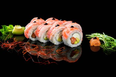 Japon restoranında hazırlanmış taze, ağız sulandırıcı suşi, karides ve mikroyeşillik. Geleneksel Japon mutfağından deniz ürünleri..