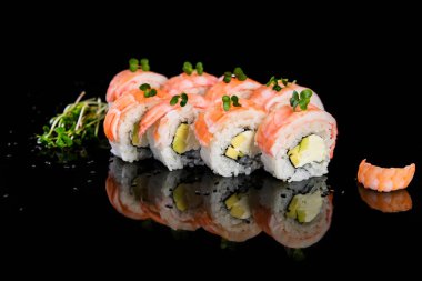 Japon restoranında hazırlanmış taze, ağız sulandırıcı suşi, karides ve mikroyeşillik. Geleneksel Japon mutfağından deniz ürünleri..