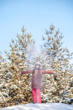 Bir çocukla ormanda aktif bir kış yürüyüşü. Aktif Noel tatili. Kışın karlı ormanda bir kızla yürümek. Mutlu çocukluk, sağlıklı yaşam tarzı.