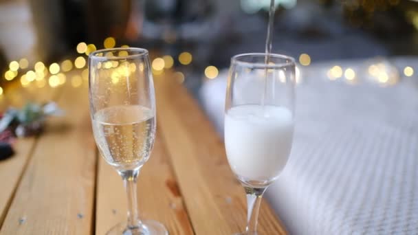 一个人把香槟酒倒在杯子里 两个人的节日庆祝 — 图库视频影像