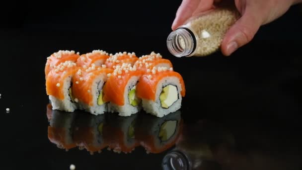 Świeże Sushi Łososiem Serem Mango Philadelphia Przygotowane Japońskiej Restauracji — Wideo stockowe