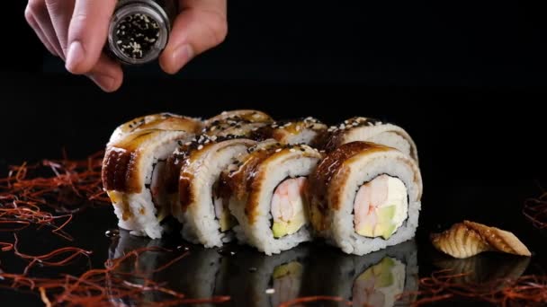 Verse Smakelijke Sushi Met Paling Filischkaas Komkommer Sesamzaad Zoetzure Saus — Stockvideo