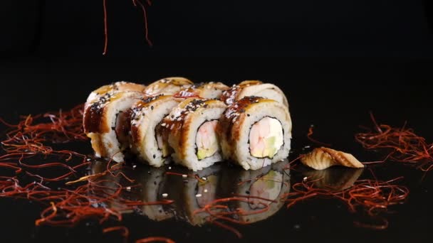 うなぎ フィラデルフィアチーズ キュウリ 甘酸っぱいソースの新鮮な食欲をそそる寿司が日本料理店で用意されています — ストック動画