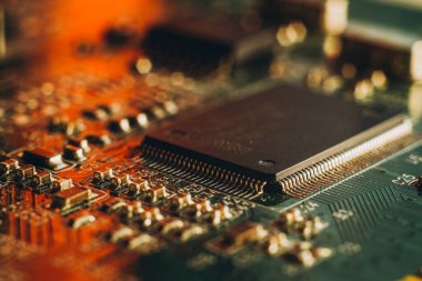 Araba imalatında çip sıkıntısı. Elektronik çiplerin ve elektronik kontrol panellerinin yüksek teknoloji ürünü..