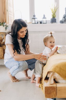 Erken çocukluk gelişimi. Anne ve çocuk arasındaki iletişim. Aile içinde sevgi ve nezaket. Çocuk ahşap çevre dostu oyuncaklarla oynuyor..