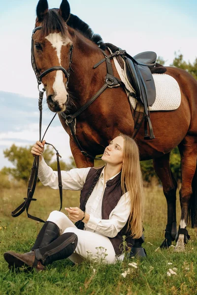 Young Beautiful Female Jockey Sits Meadow Her Horse Sunset Walk — Stockfoto