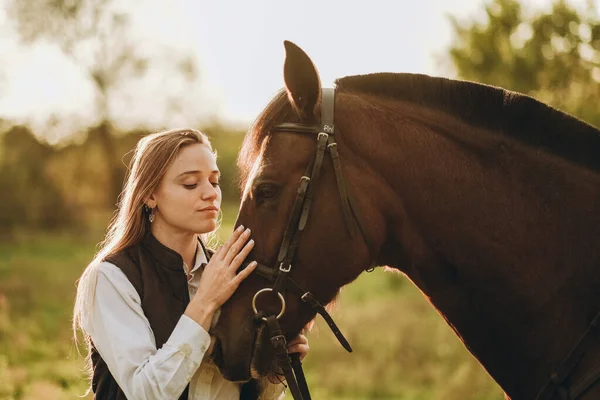 Молодая Красивая Женщина Жокей Гладит Обнимает Лошадь Голову Готовится Соревнованию — стоковое фото