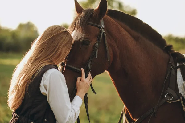 Young Beautiful Female Jockey Strokes Hugs Horse Head Prepares Competition — Foto de Stock