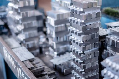 Bir endüstri şirketinde değirmen işi. Metalurjik bir fabrikada demir madenciliği. Tamamlanmış metal parçaları teknik denetimden geçer.