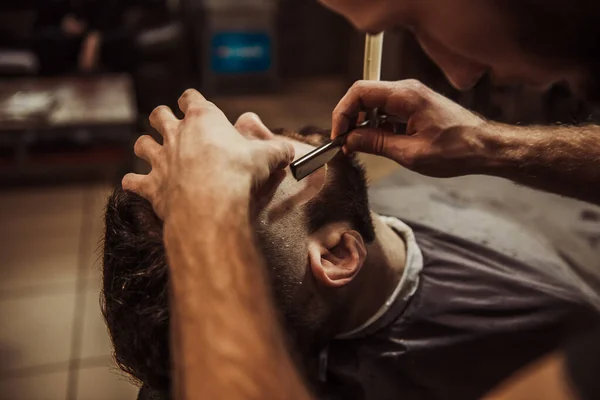 이발사가 이발소 남자에게 수염을 깎는다 이발소에서 깔끔하게 정리하고 수염깎기 — 스톡 사진