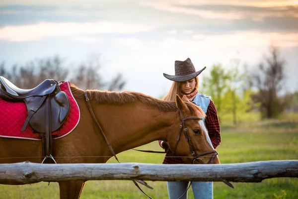 Cowgirl Kapelusz Stojący Pobliżu Konia Polu — Zdjęcie stockowe