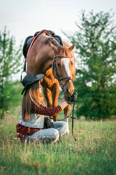 Cowgirl Chapéu Perto Cavalo Campo — Fotografia de Stock