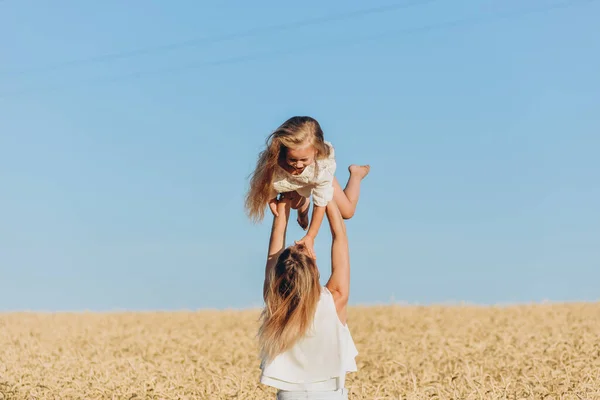 Weizenanbau Ernährungssicherheit Eine Frau Hält Ihre Kleine Tochter Arm Und — Stockfoto