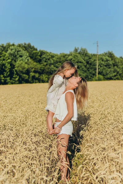 Weizenanbau Ernährungssicherheit Eine Frau Hält Ihre Kleine Tochter Arm Und — Stockfoto