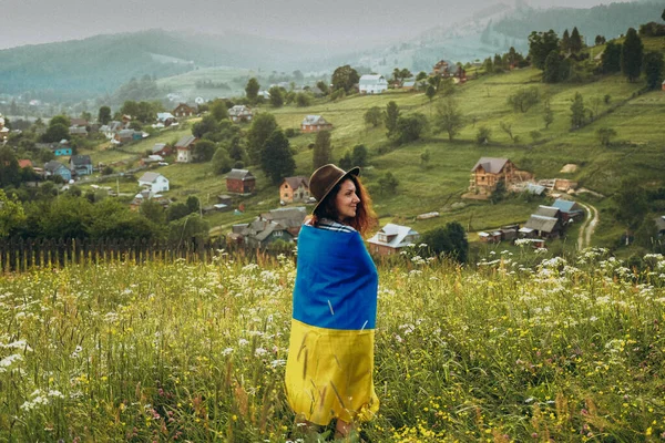 Победа Украины Над Россией Молодая Патриотка Подняла Флаг Украины Победа — стоковое фото