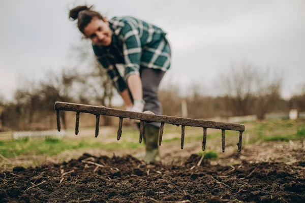 Una Joven Agricultora Trabaja Con Rastrillo Campo Primavera Preparación Del —  Fotos de Stock