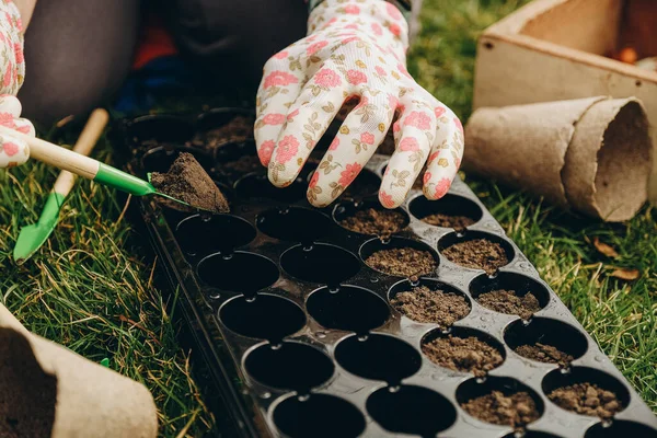 Женщина Готовит Почву Посадки Семян Клетки Весной Руки Крупным Планом — стоковое фото