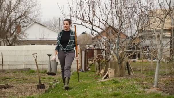 Une Femme Porte Équipement Pour Travailler Dans Jardin Printemps Travaux — Video
