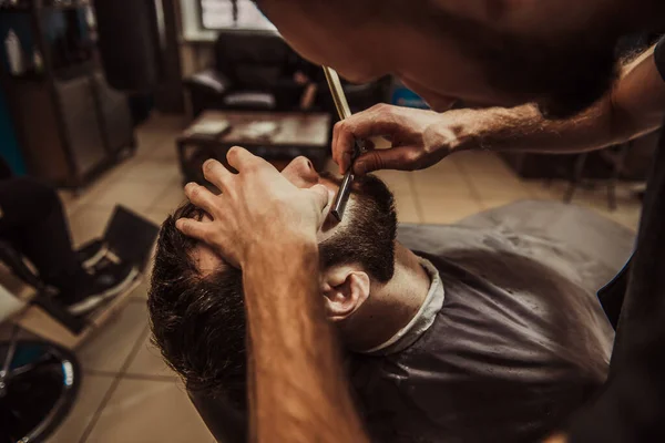이발사가 이발소 남자에게 수염을 깎는다 이발소에서 깔끔하게 정리하고 수염깎기 — 스톡 사진