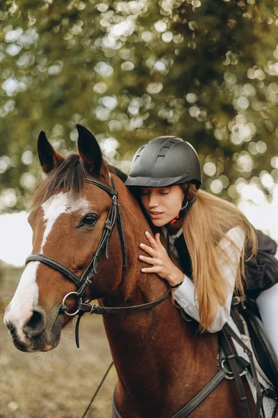 Young Woman Jockey Lies Her Horse Hugs Her Preparing Show — Stockfoto