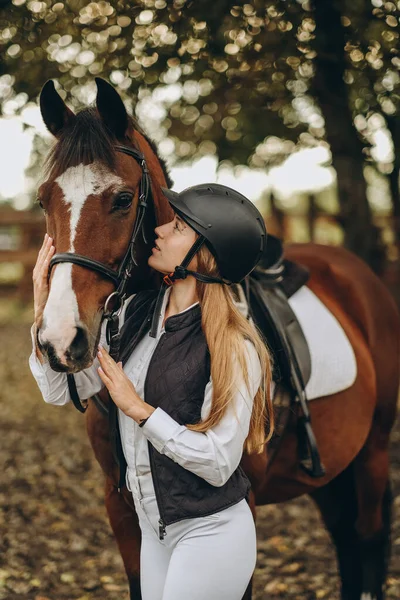 Een Jonge Vrouwelijke Ruiter Staat Vlak Bij Haar Paard Bereidt — Stockfoto