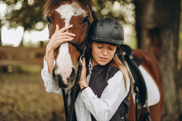 Een Jonge Vrouwelijke Ruiter Staat Vlak Bij Haar Paard Bereidt — Stockfoto